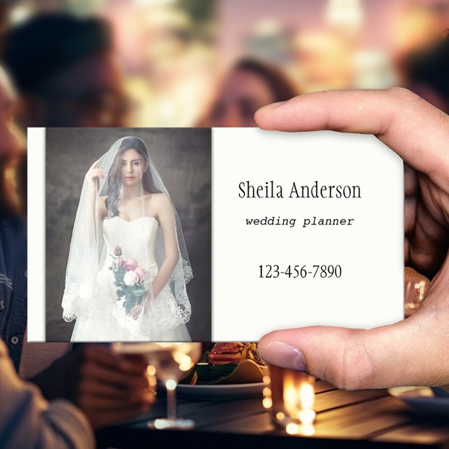 Tarjeta de presentación minimalista elegante para  (A simple yet chic business card for a wedding planner, featuring a photo of a bride)