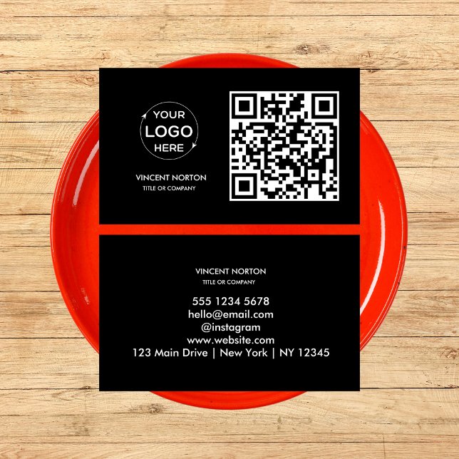 Tarjeta de presentación moderna con código QR y lo (Modern Business Card with QR Code and Custom Logo in black background.)