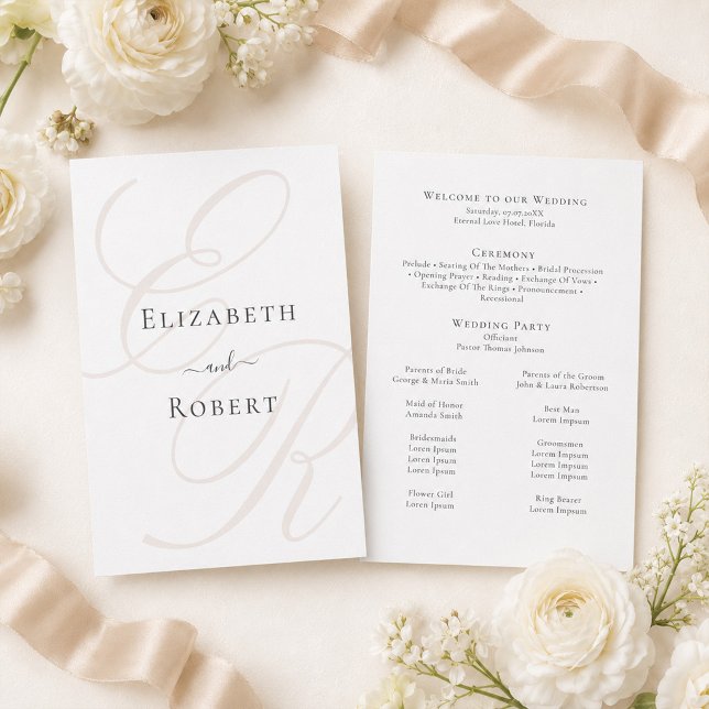 Tarjeta de Programa de Boda con Monograma Minimali (Minimalist Monogram Wedding Program Card on a table with white flowers and beige silk ribbons)