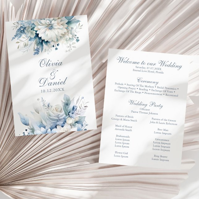 Tarjeta de programa de boda de flor silvestre azul (Modern Dusty Blue Wildflowers Wedding Program on a sunny white dry palm leaf.)