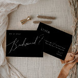 Tarjeta de propuesta de Bridesmaid con guión capri<br><div class="desc">Esta tarjeta de proposición de la dama de honor de escritura negra y caprichosa es perfecta para su propuesta clásica de fiesta de novias de mínimos blancos y negros. El diseño presenta una caligrafía escrita a mano, elegante, delicada y romántica, con una tipografía chic y formal. El aspecto irá bien...</div>