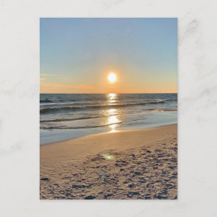 Tarjeta de puesta de sol en la playa costera en bl