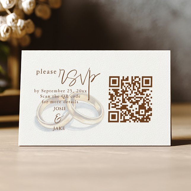 Tarjeta De Recepción Anillos de boda de oro rústicos código QR RSVP (Elegant RSVP card with gold rings illustration, brown script, and QR code.)