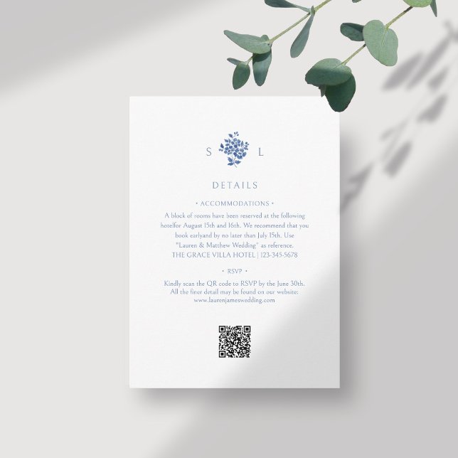Tarjeta De Recepción Blanco + azul | Boda de código QR monogramado flor (Subido por el creador)