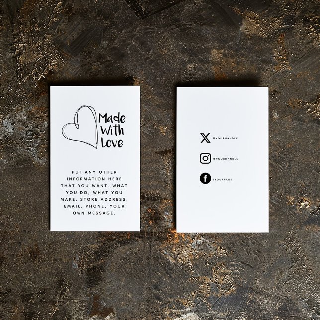 Tarjeta De Recepción Blanco y negro. Creado con vínculos sociales del c (Minimalist ‘Made With Love’ business insert card with a heart illustration and social media details)