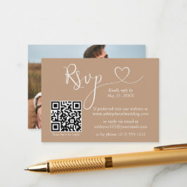 Tarjeta De Recepción Boda de fotografía cardiaca caligráfica Taupe QR R