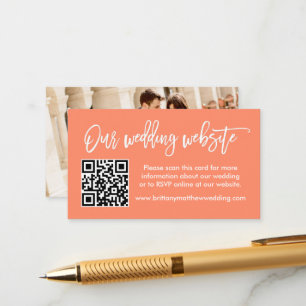 Tarjeta De Recepción Boda de guiones de pincel Sitio web QR Foto Coral