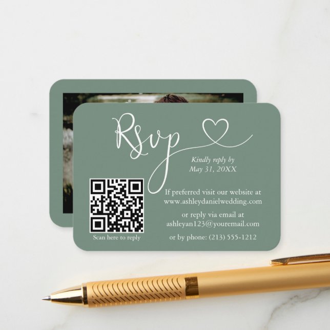 Tarjeta De Recepción Boda fotográfico de caligrafía Sage Green RSVP QR (Anverso/Reverso In Situ)