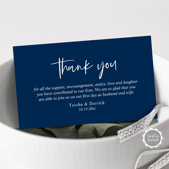 Tarjeta De Recepción Boda Gracias, gabinete de escritura simple y moder (Wedding Thank you card, in modern casual script, navy blue design)