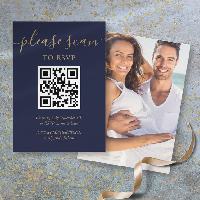 Tarjeta De Recepción Boda Navy Blue Gold Script RSVP Código QR Foto (Navy Blue Gold Script Wedding RSVP QR Code Photo Enclosure Card)