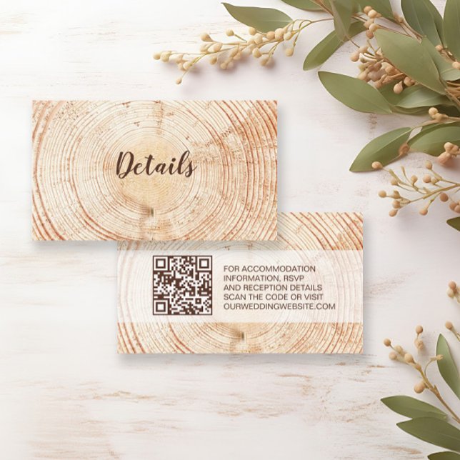Tarjeta De Recepción Boda ruso Detalles de grano de madera Personalizad (Details enclosure card with wedding website QR code, wood texture background.)