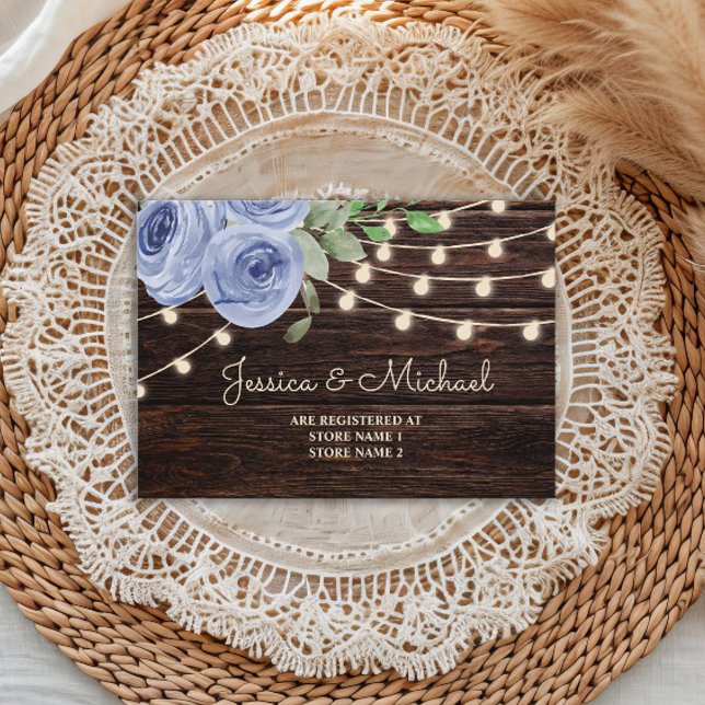 Tarjeta De Recepción Cadena De Madera Rústica Ilumina Boda Floral Azul (Dusty blue watercolor floral and string lights on rustic wood wedding registry enclosure card)