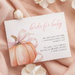 Tarjeta De Recepción Calabaza: Bow rosa: Libros de Baby Shower para beb<br><div class="desc">Esta elegante y encantadora ducha de bebé Books para la tarjeta de gabinete Baby incluye un hermoso ilustracion acuático de una calabaza con una delicada cinta rosa,  perfecto para celebrar la llegada de un pequeño en la temporada de otoño.</div>