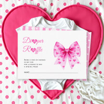 Chica de rifa de pañales con lazo rosa en baby sho