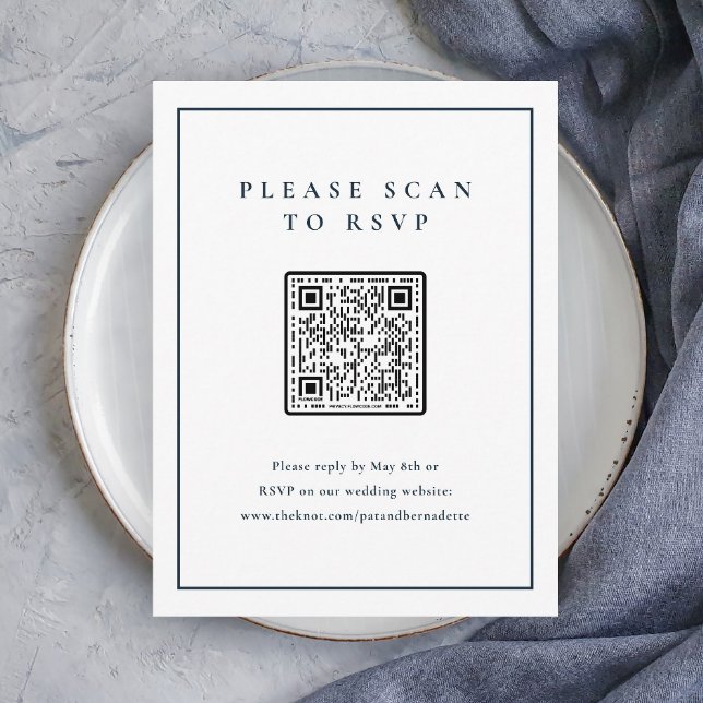 Tarjeta De Recepción Código QR Boda azul de la Marina clásica elegante (Elegant Navy Blue and White Wedding QR Code Rsvp Enclosure Card.)