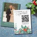Tarjeta De Recepción Código QR del sitio web de Winter Wedding Holly Pi<br><div class="desc">Tarjeta de gabinete del sitio web de la boda de invierno con el código QR del personalizado y su foto. El diseño presenta una caligrafía elegante y bayas de invierno de color agua, vegetación holly, de pino y verde. Una hermosa elección para una boda de invierno o un boda de...</div>