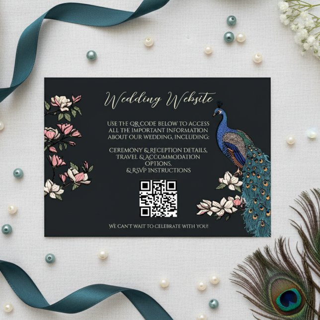 Tarjeta De Recepción Código QR del sitio web moderno Black Blue Peacock (Peacock Wedding Wedding Website or RSVP Cards. QR Code. Chic Floral Teal Peacock & Magnolia Flowers)