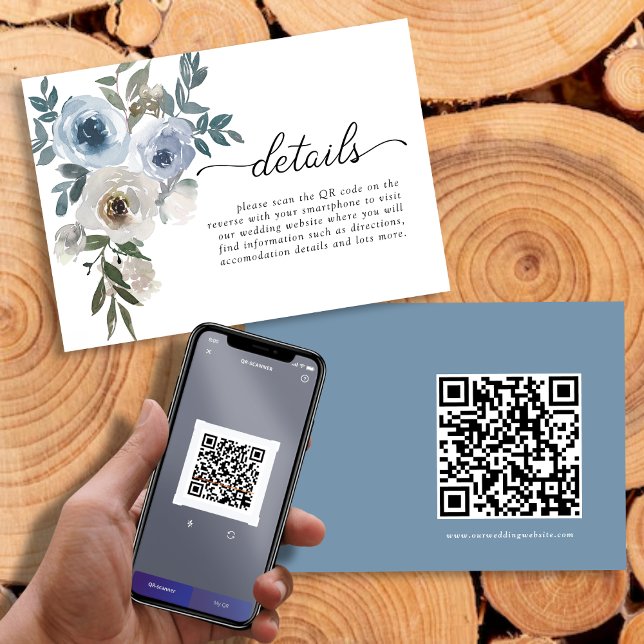 Tarjeta De Recepción Código QR moderno simple Boda Floral azul turbio (Simple Modern QR code Dusty Blue Floral Wedding Enclosure Card)