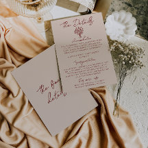 Detalles de boda con ramo floral rojo profundo con