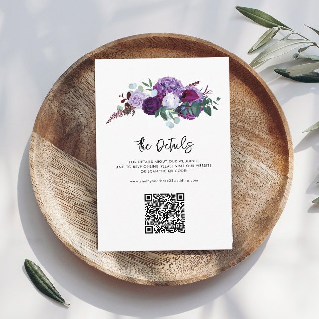 Tarjeta De Recepción Detalles del Boda de guión morado floral con códig (Floral Purple Elegant Wedding Details with QR Code)