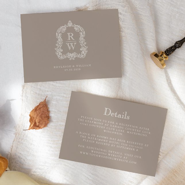 Tarjeta De Recepción Detalles del Boda del Escudo del monograma Taupe (Subido por el creador)