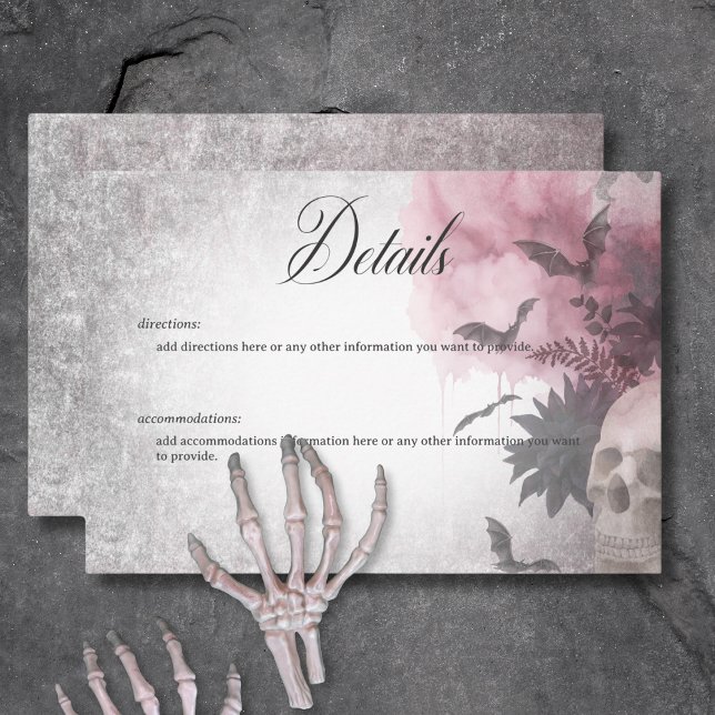 Tarjeta De Recepción Detalles góticos del cráneo negro y borgoña y arañ (Gothic Black & Burgundy Skull & Bats Wedding Details Card)