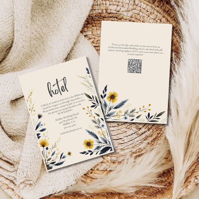 Tarjeta De Recepción Elegante acuarela Flores salvajes Boda Hotel Beige (Elegant Wildflowers Wedding Hotel Enclosure Card with Blue Yellow Watercolor Flowers, QR Code.)