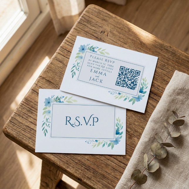 Tarjeta De Recepción Elegante Blue Floral Wedding RSVP Código QR (Elegant Blue Floral Wedding RSVP QR Code Enclosure Card)