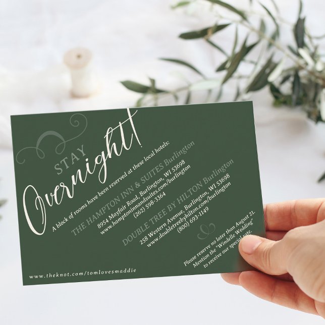 Tarjeta De Recepción Elegante Guión inclinado Oscuro Boda Verde Estanci (Elegant slant script  dark moss green wedding invitation hotel stay overnight accommodations insert)
