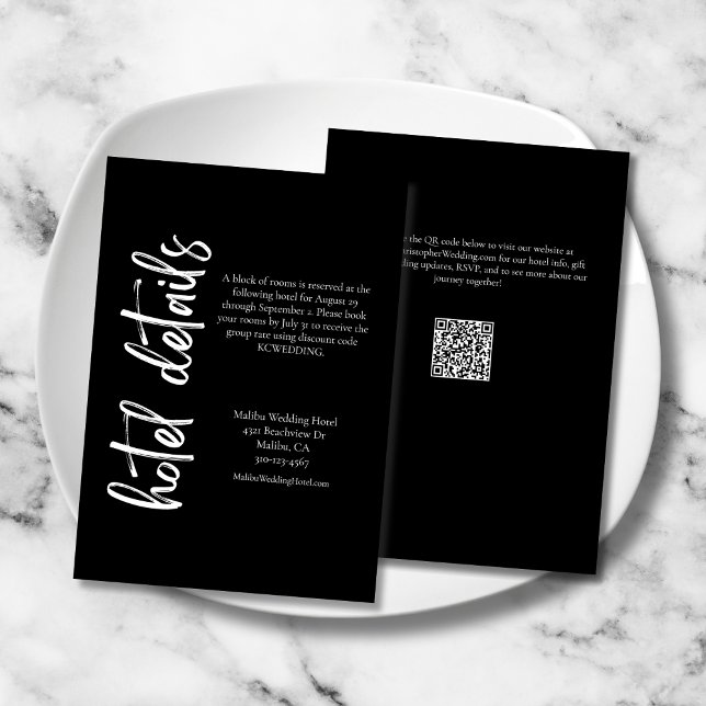 Tarjeta De Recepción Elegante hotel audaz de escritura blanco negro Bod (Elegant Bold Script Black and White Wedding Hotel Details Enclosure Card with QR Code.)