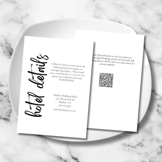 Tarjeta De Recepción Elegante hotel audaz de escritura blanco negro Bod (Elegant Bold Script Black and White Wedding Hotel Details Enclosure Card with QR Code.)