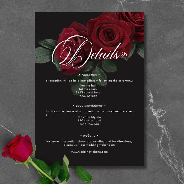 Tarjeta De Recepción Elegante Moody Sangre Rojo Roses Detalles Florales (Elegant Moody Blood Red Roses Floral Details Enclosure Card)