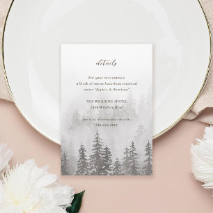 Tarjeta De Recepción Evergreens en el bosque de niebla gris marrón