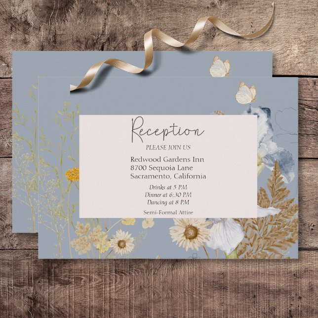 Tarjeta De Recepción Flores silvestres rusticas Monograma Dusty Blue Re (Rustic Wildflowers Monogram Dusty Blue Wedding Reception Card)