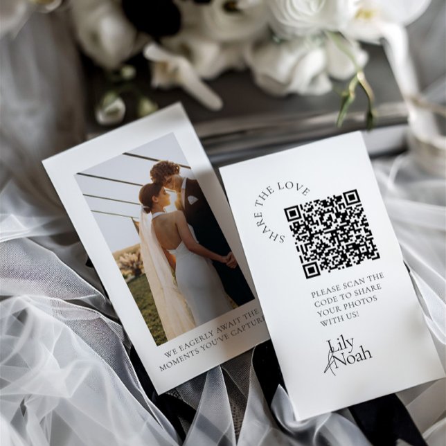 Tarjeta De Recepción Foto Boda moderna Comparte El Código QR De Amor (Modern Wedding Photo Share The Love QR Code Enclosure Card)
