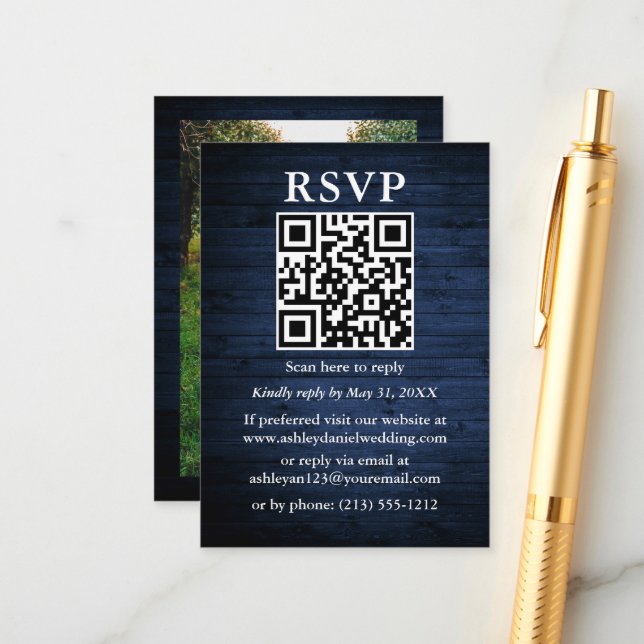 Tarjeta De Recepción Foto Rustic Blue Wood Foto QR Wedding RSVP (Anverso/Reverso In Situ)
