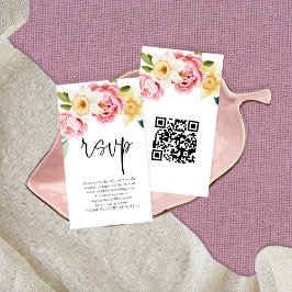 Tarjeta De Recepción Guión amarillo rosa Florals Script QR Boda de códi