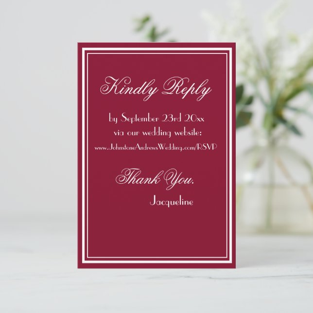 Tarjeta De Recepción Guión de Moda simple RSVP sitio web Burgundy Boda (Anverso de pie)