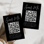 Tarjeta De Recepción Guión simple Boda de código QR en blanco y negro R<br><div class="desc">Facilite a los huéspedes la confirmación de su boda o evento con estas tarjetas RSVP nupciales modernas con código QR. Las elegantes tarjetas del recinto de bodas muestran "Scan Me" en un capricho blanco con un fondo negro. Personalice la tarjeta con su fecha RSVP, su sitio web de bodas e...</div>