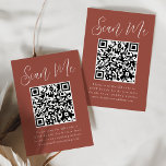 Tarjeta De Recepción Guión simple Rust Código QR Boda RSVP<br><div class="desc">Facilite a los huéspedes la confirmación de su boda o evento con estas tarjetas RSVP nupciales modernas con código QR. Las elegantes tarjetas del recinto de bodas muestran "Scan Me" en un capricho blanco con un fondo rojizo. Personalice la tarjeta con su fecha RSVP, su sitio web de bodas e...</div>