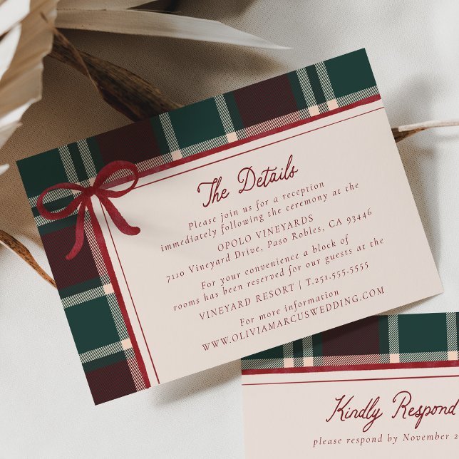 Tarjeta De Recepción Lazo de boda de Navidad Cuadros Burgundy Verde Osc (Burgundy green plaid Christmas wedding details card with red bow, classic winter info card.)