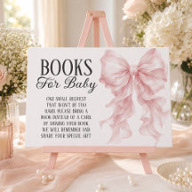 Libros para bebé en baby shower con lazo rosa