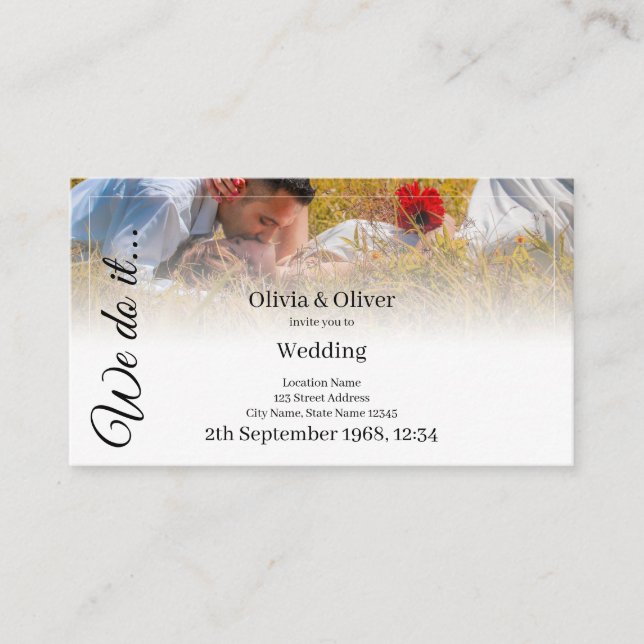 Tarjeta De Recepción Lo hacemos - Pareja besándose en un prado (Anverso)