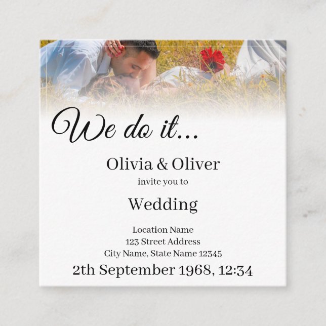 Tarjeta De Recepción Lo hacemos - Pareja besándose en un prado (Anverso)