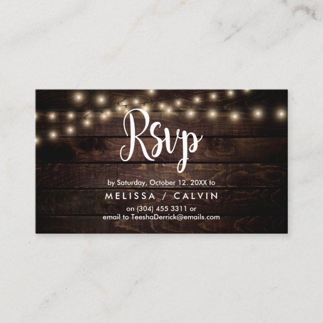 Tarjeta De Recepción Madera de granja rústica, luces de cadena, respues (Anverso)