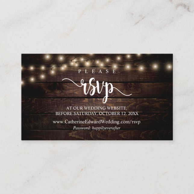 Tarjeta De Recepción Madera de granja rústica, luces de cadena, RSVP en (Anverso)