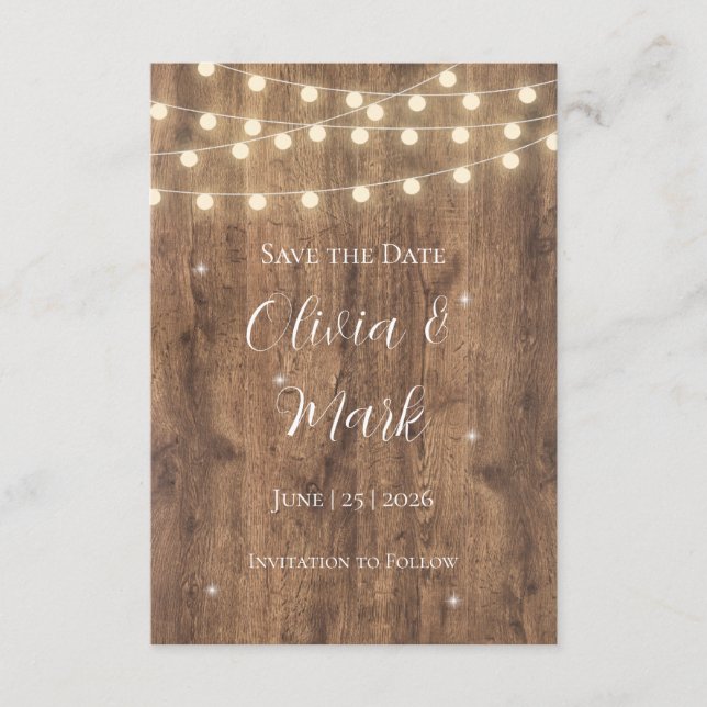 Tarjeta De Recepción Madera Rústica y Luces de Cadena Salva la Fecha |  (Anverso)