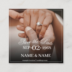 Tarjeta De Recepción Manos de una pareja de novios de color con anillo