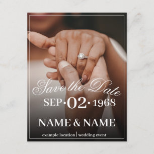 Tarjeta De Recepción Manos de una pareja de novios de color con anillo