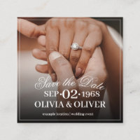 Manos de una pareja de novios de color con anillo
